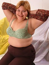 Naughty bbw pornstar gets rid of her clothes to play with her huge plump racks live